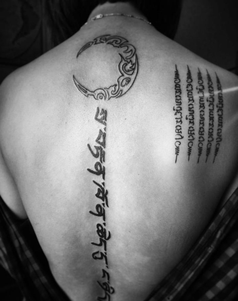 脊柱梵文纹身图片