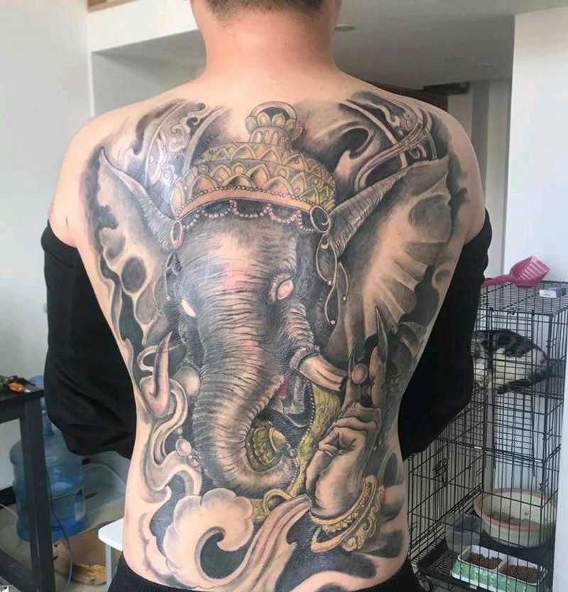 满背象神纹身图片