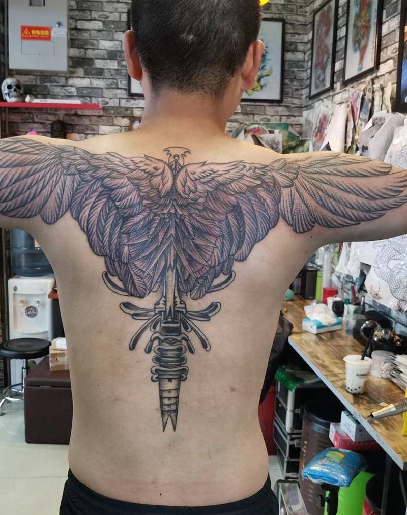 翅膀纹身图片_背部点刺纹身图案