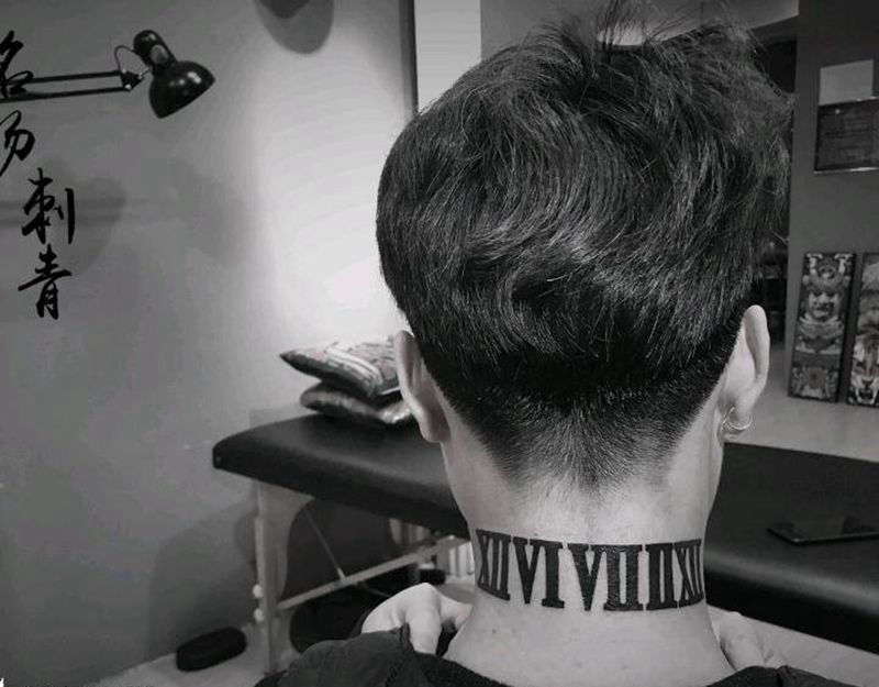 罗马数字纹身图片_颈部花体字纹身图案