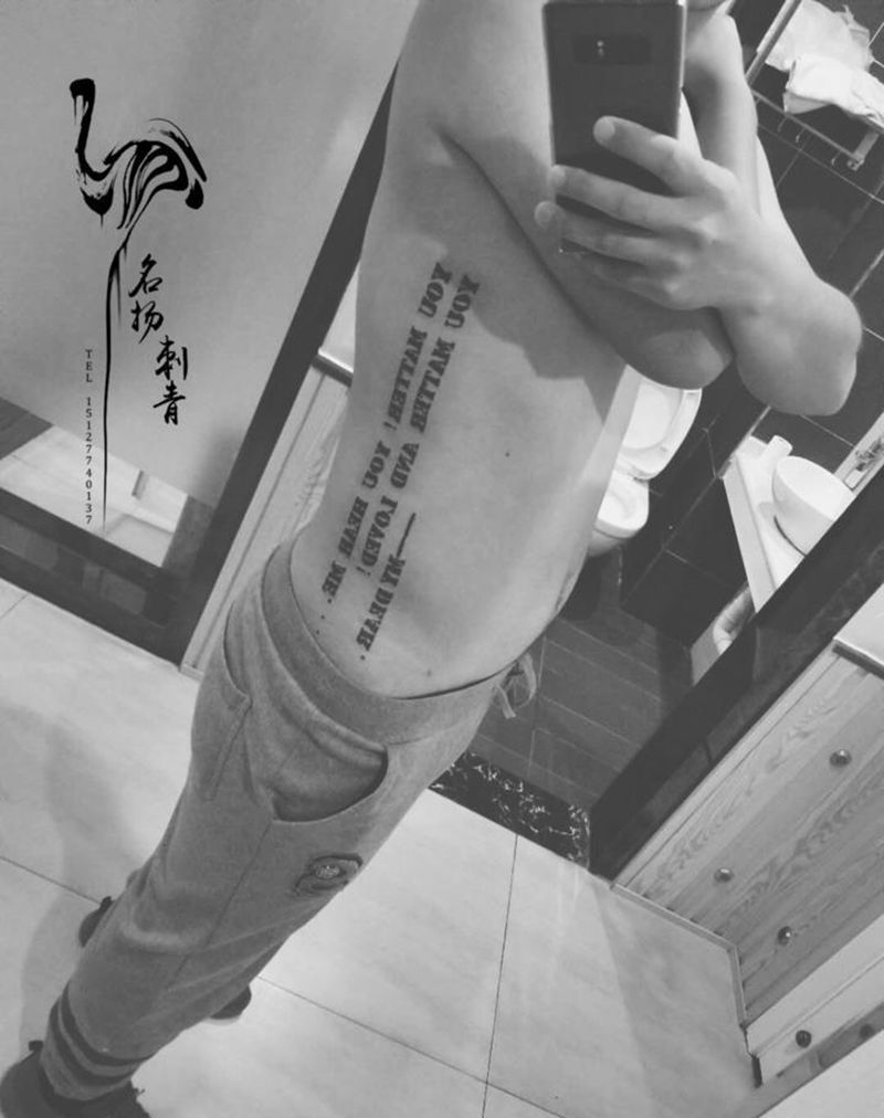 侧腰字母纹身图片