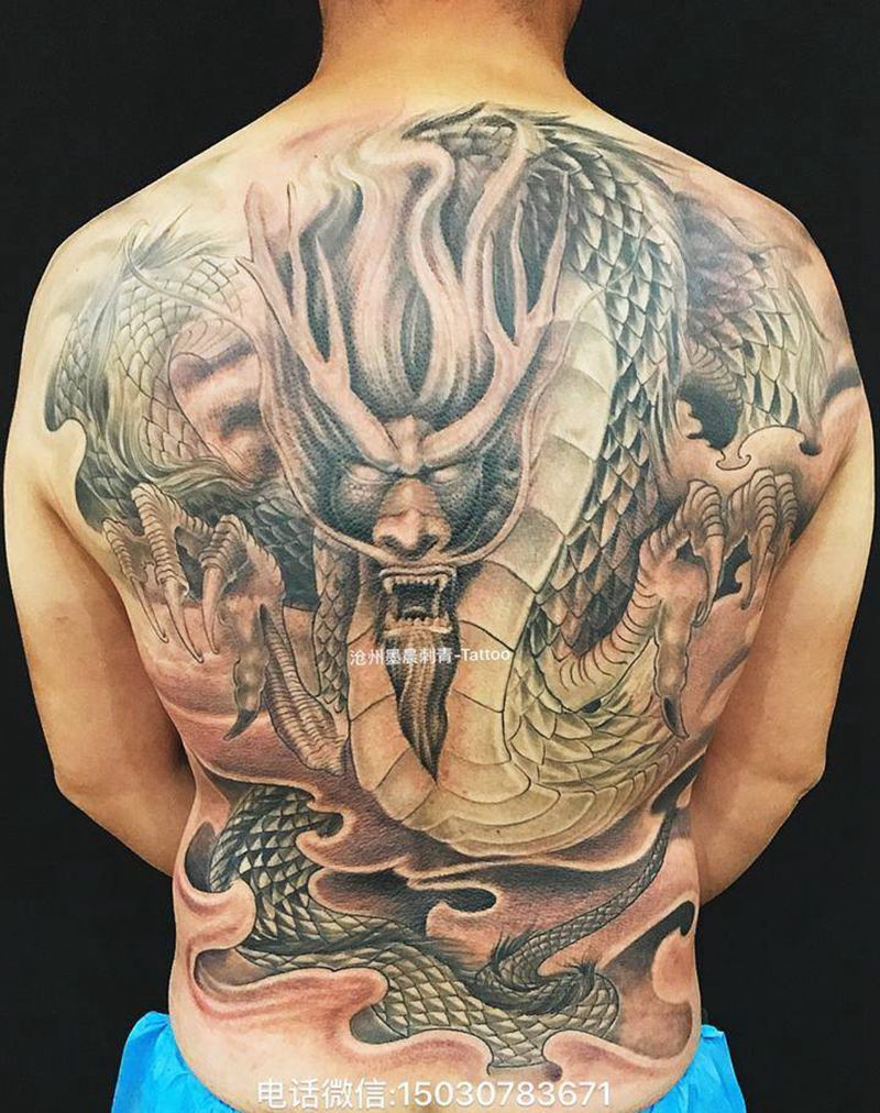 后背龙纹身图片