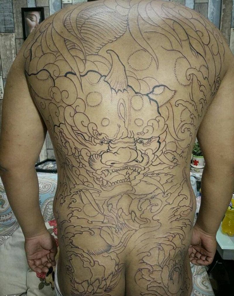 唐狮满背纹身图片
