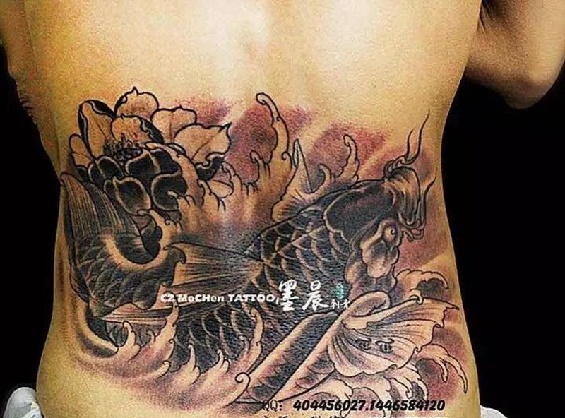 腰部鲤鱼纹身图片