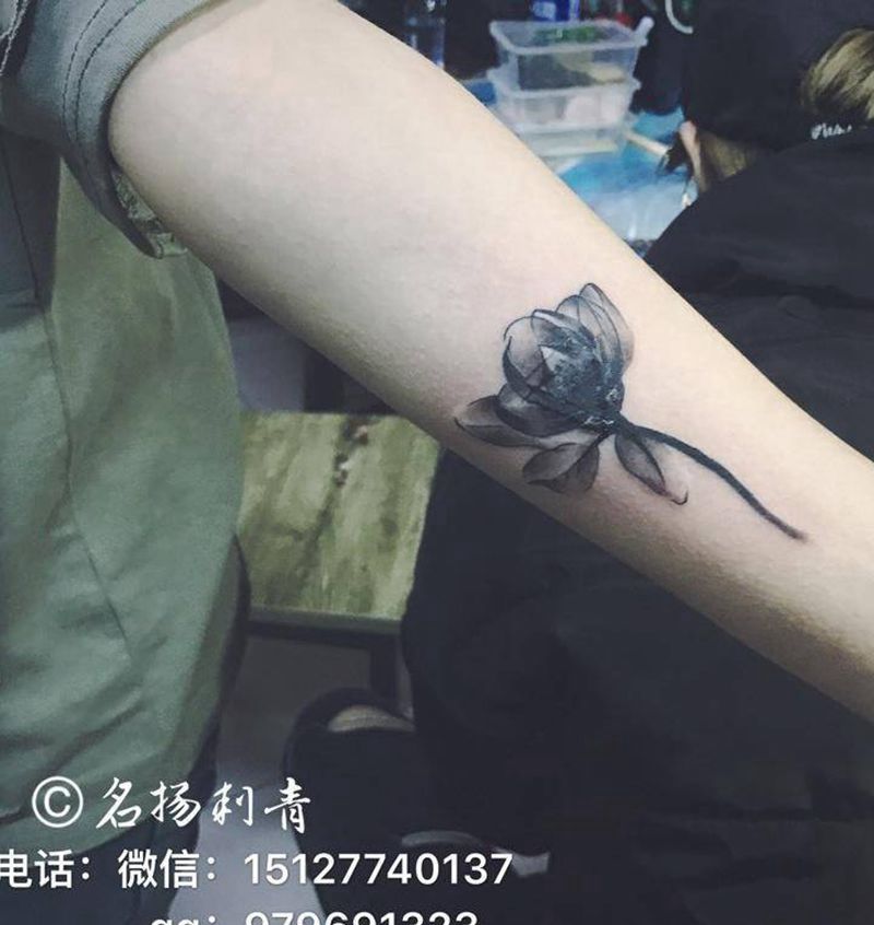 遮盖水墨荷花纹身图片