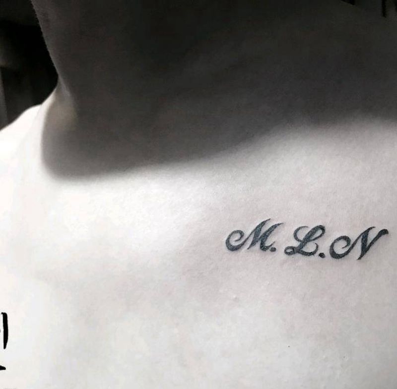 字母纹身图片_胸部几何花体字纹身图案