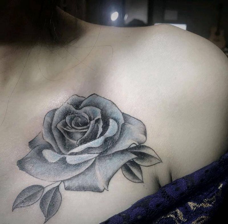 玫瑰纹身图片_胸部水彩纹身图案