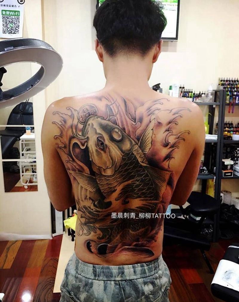 满背鱼纹身图片