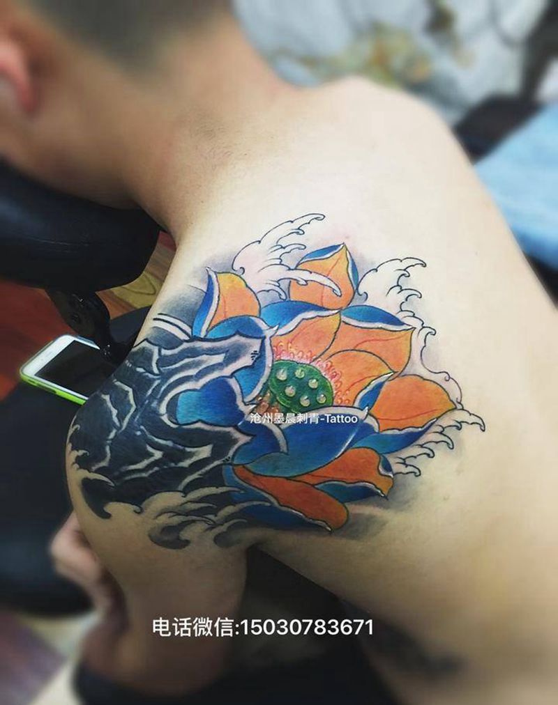 山石荷花纹身图片