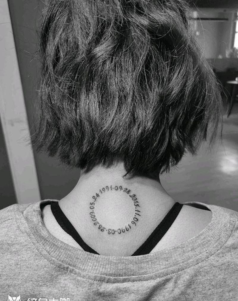 特殊记忆纹身图片_颈部花体字纹身图案