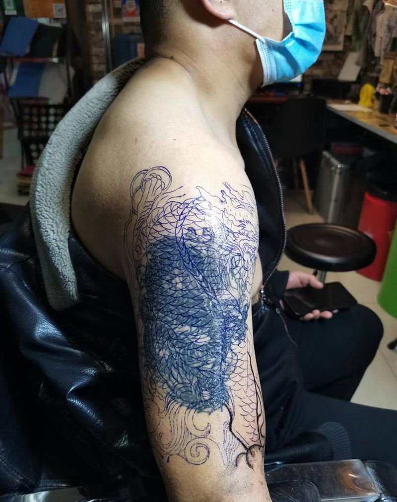 遮盖很黑的龙纹身图片_手臂肩部老传统纹身图案