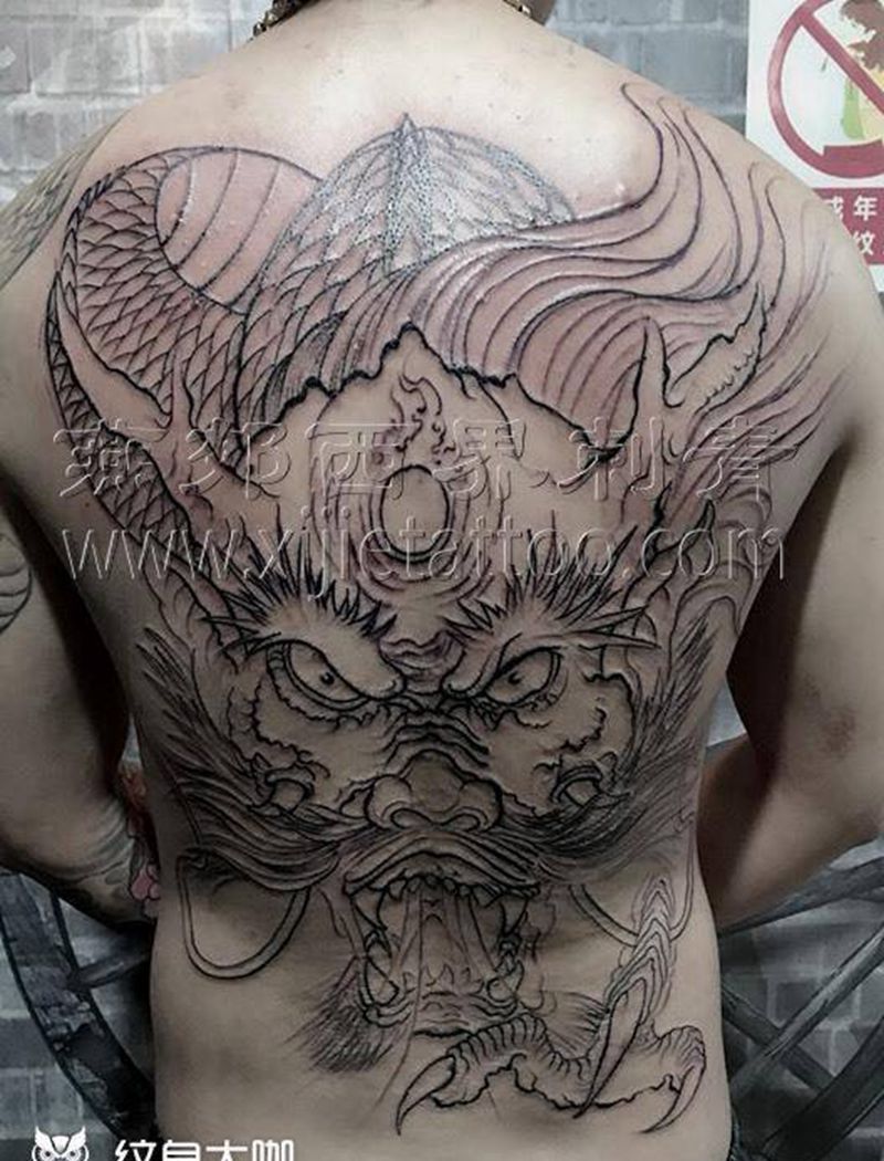 满背龙头纹身图片