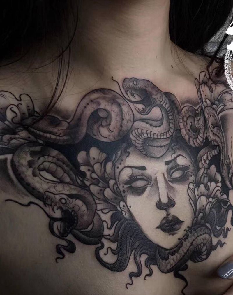 美杜莎女王纹身图片_胸部欧美写实纹身图案