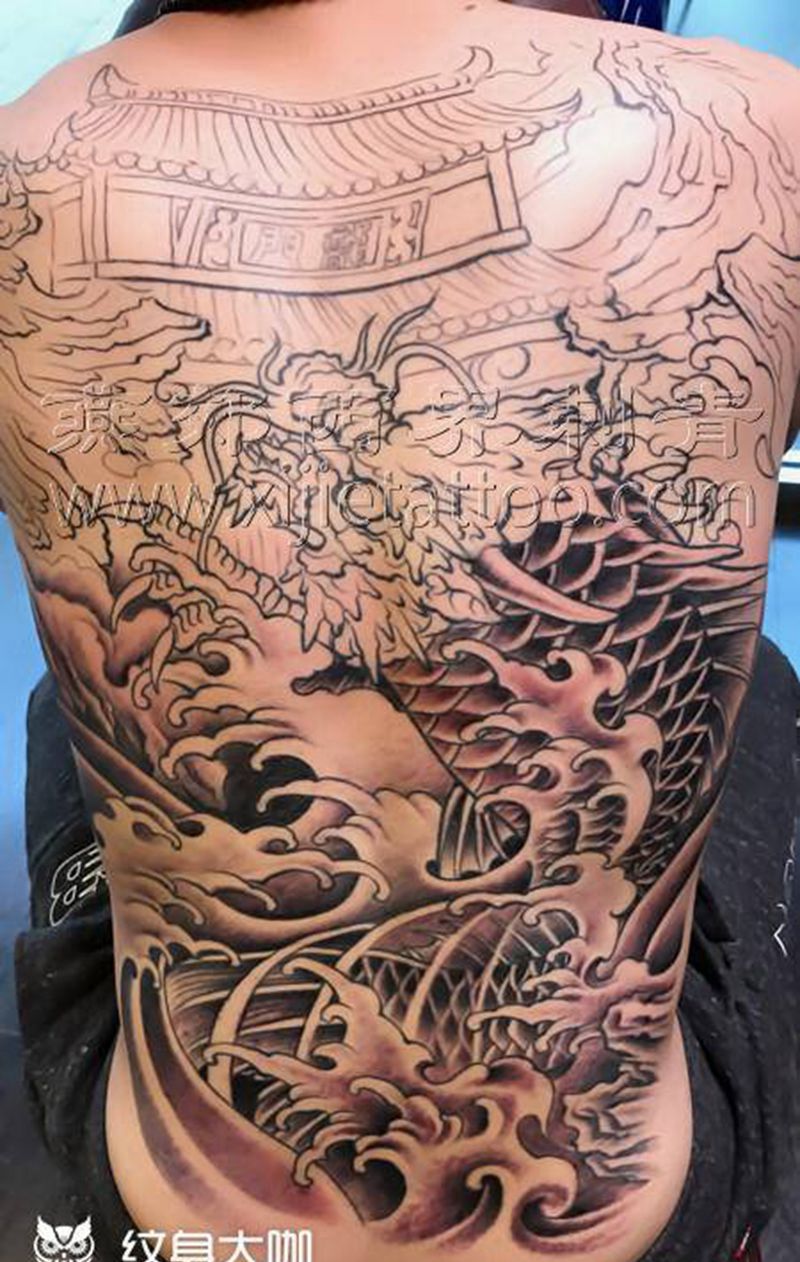 满背鳌鱼纹身图片_背部新传统纹身图案
