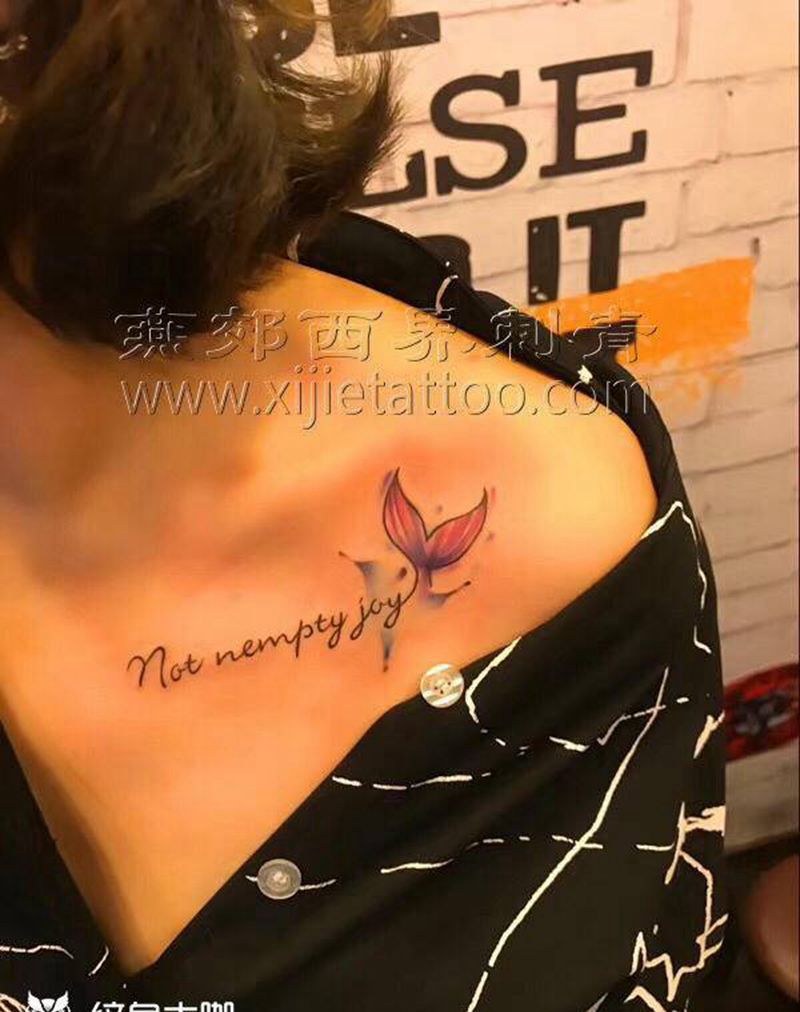 小清新字母纹身图片_胸部花体字纹身图案