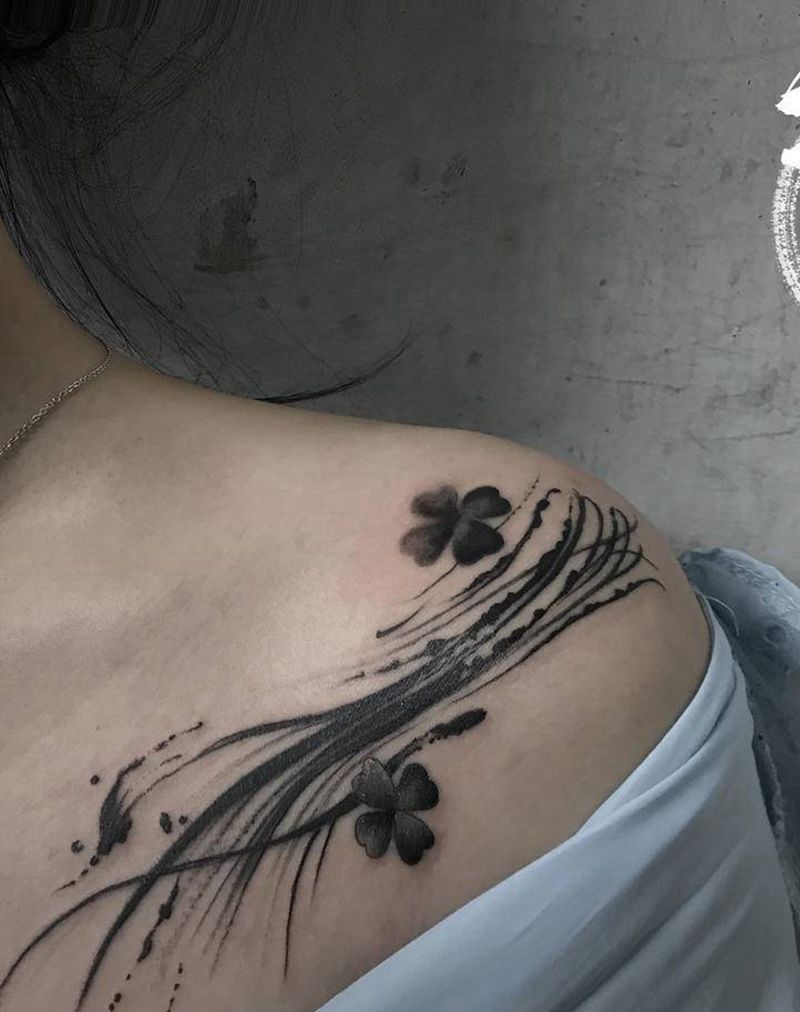 幸运纹身图片_肩部颈部水墨四叶草纹身图案