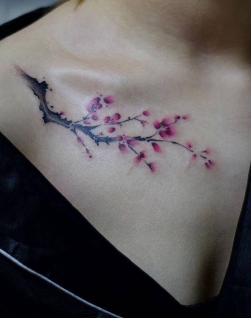 锁骨梅花纹身图片_颈部肩部水墨水彩梅花纹身图案