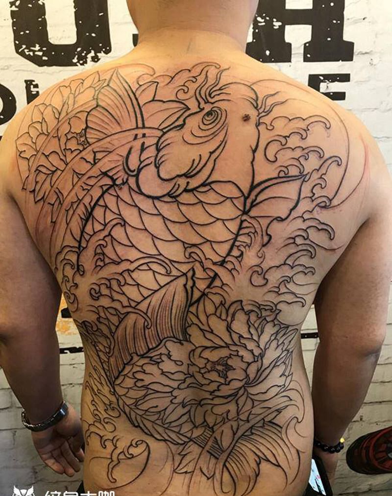 满背鱼纹身图片_背部老传统纹身图案