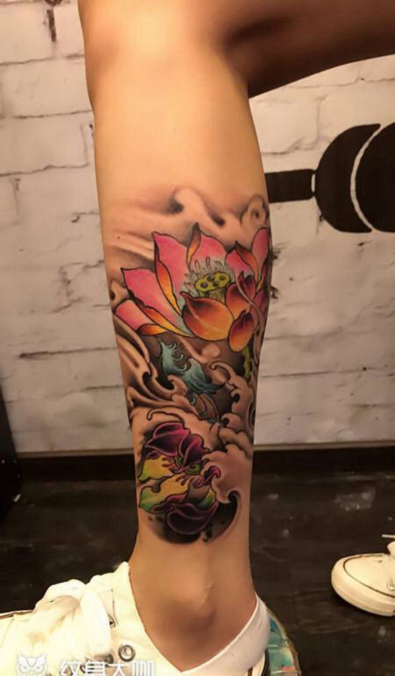 小腿荷花遮盖纹身图片_腿部新传统纹身图案