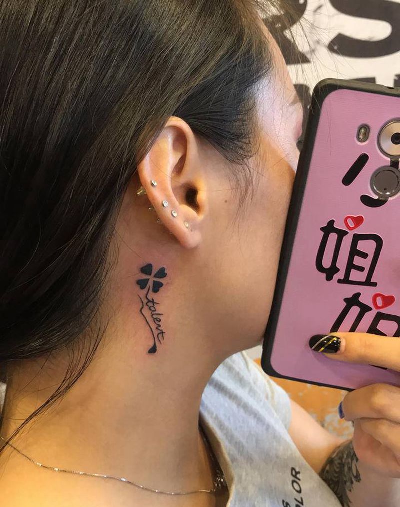 四叶草纹身图片_颈部肩部图腾花体字纹身图案