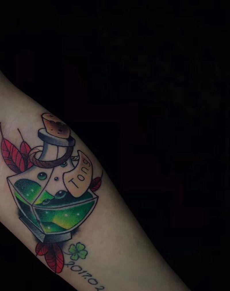 瓶子纹身图片_手臂New School遮盖纹身图案