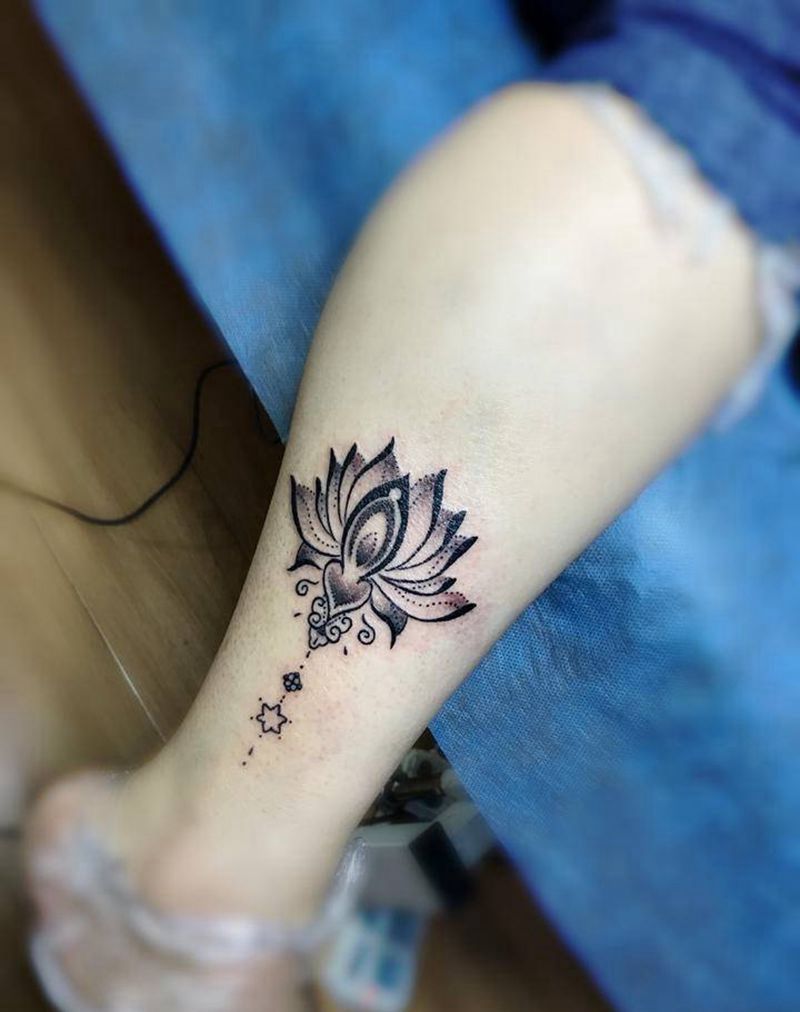 荷花纹身图片_腿部纹身图案