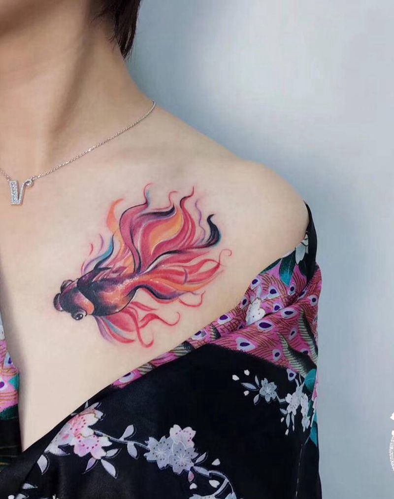 水彩金鱼遮盖作品纹身图片_肩部颈部水彩金鱼纹身图案