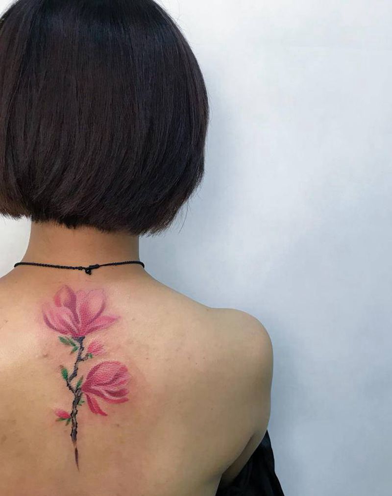 玉兰花纹身图片_背部水彩玉兰花纹身图案