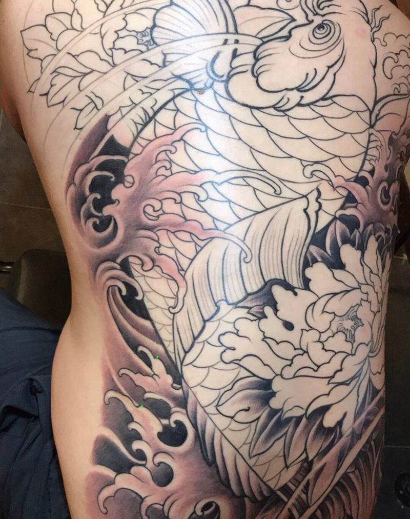 满背鲤鱼纹身图片_背部新传统纹身图案
