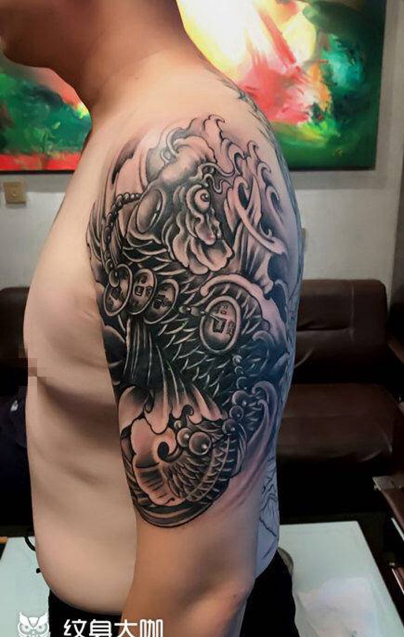 鲤鱼遮盖纹身图片_手臂肩部新传统老传统纹身图案