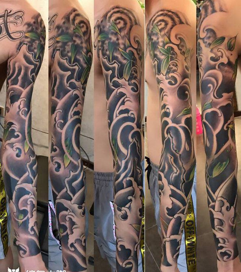 水浪花臂纹身图片_手臂肩部新传统花体字纹身图案