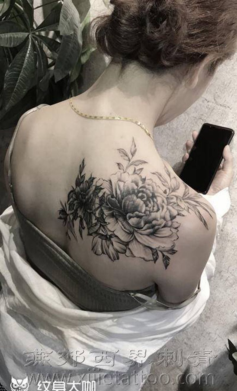 素花遮盖纹身图片_肩部背部新传统水彩纹身图案