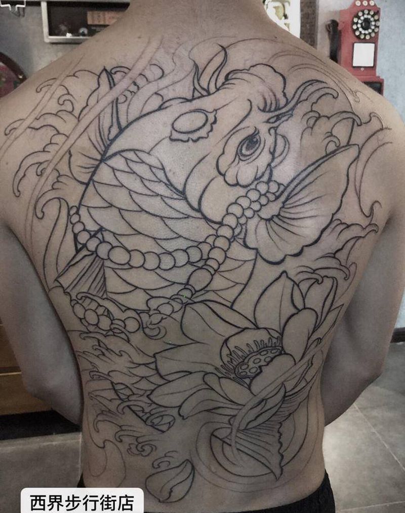 满背鲤鱼纹身图片_背部新传统纹身图案
