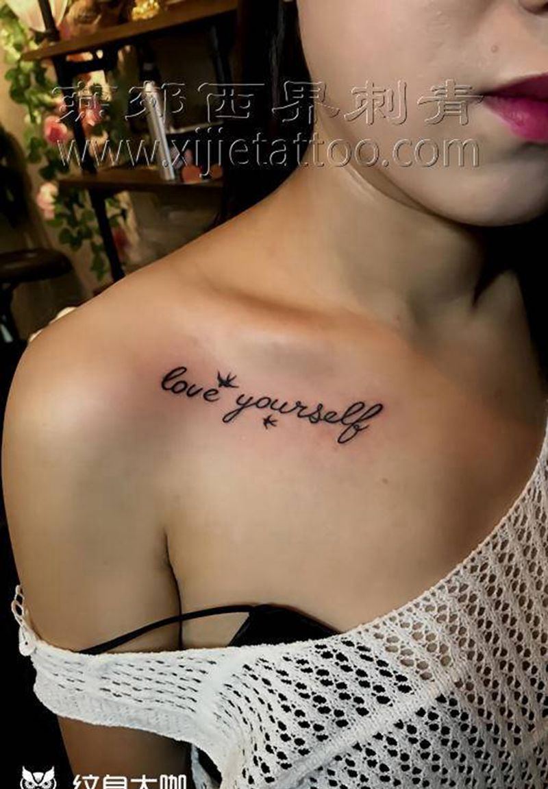 字母纹身图片_胸部肩部花体字纹身图案