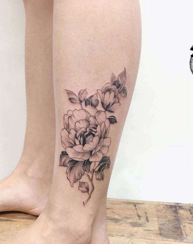 素纹身图片_腿部点刺素花 玫瑰纹身图案