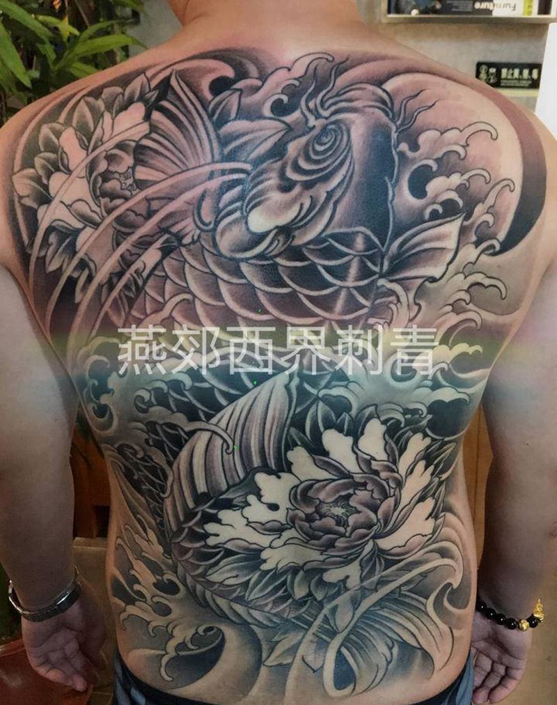 满背鲤鱼纹身图片_背部腰部新传统纹身图案