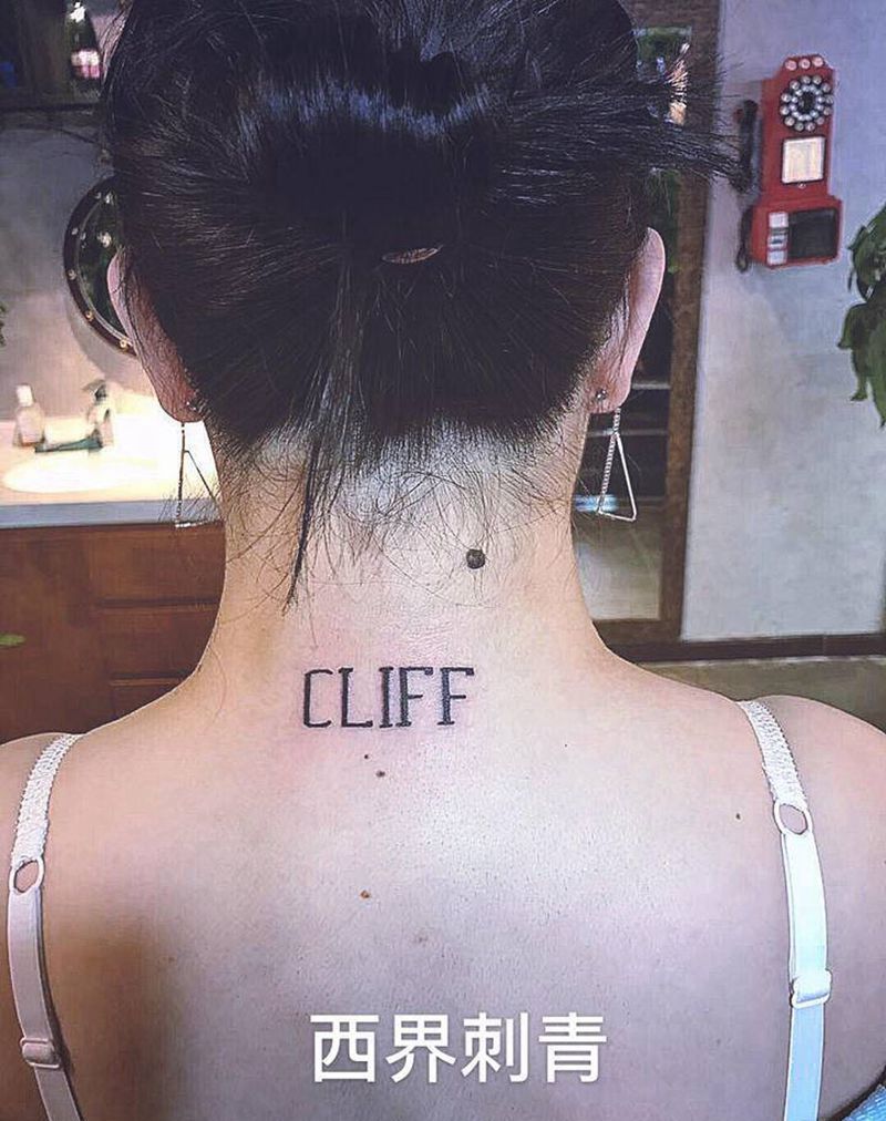 字母纹身图片_背部颈部花体字纹身图案