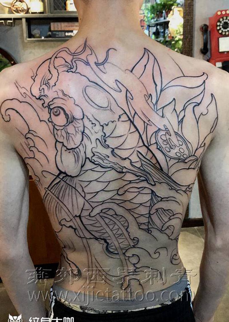 鱼纹身图片_背部新传统纹身图案