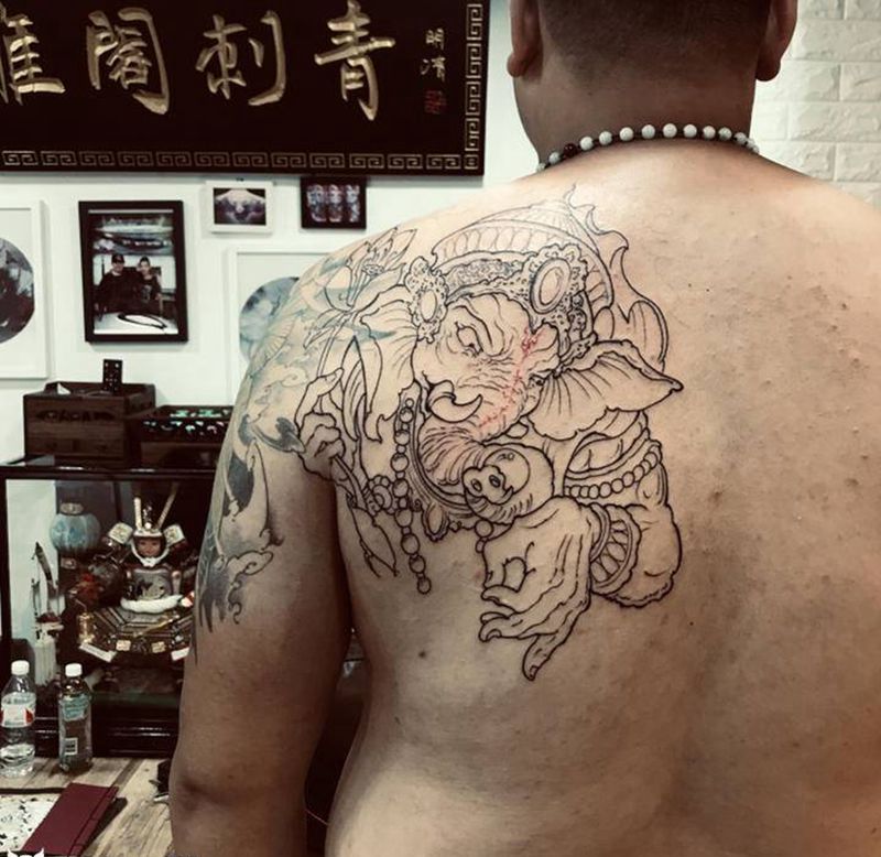 象神线条未完成纹身图片_背部新传统纹身图案