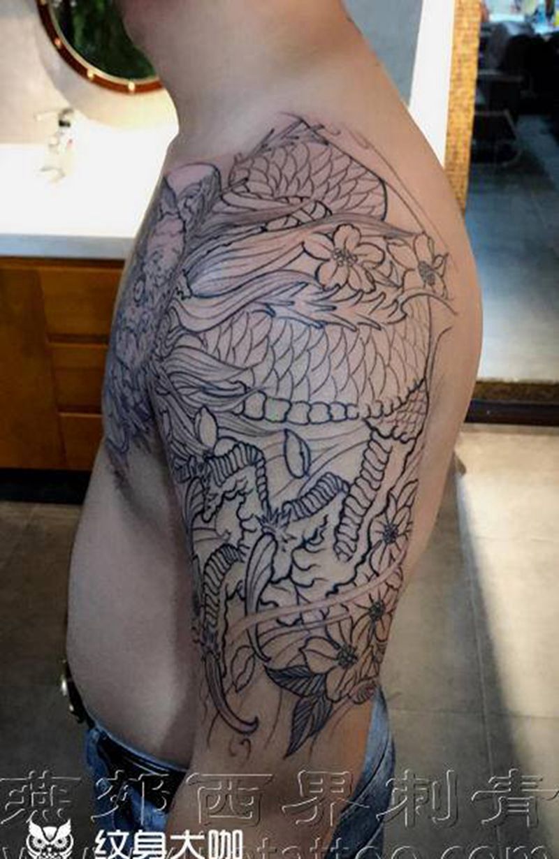 半甲龙 披肩龙纹身图片_胸部手臂新传统纹身图案