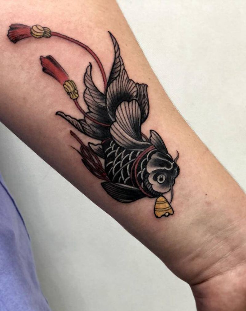 金鱼纹身图片_手臂新传统金鱼纹身图案
