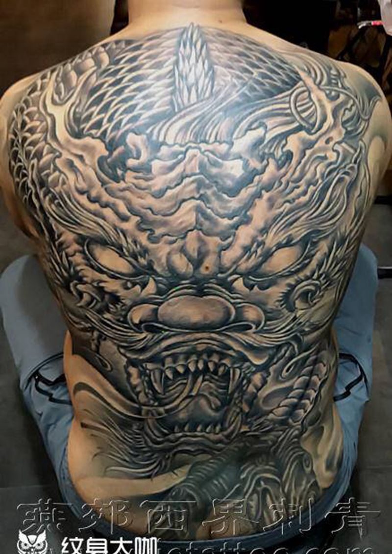 满背龙纹身图片_背部老传统纹身图案