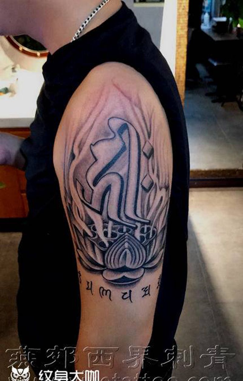 大臂梵文纹身图片_手臂图腾花体字纹身图案