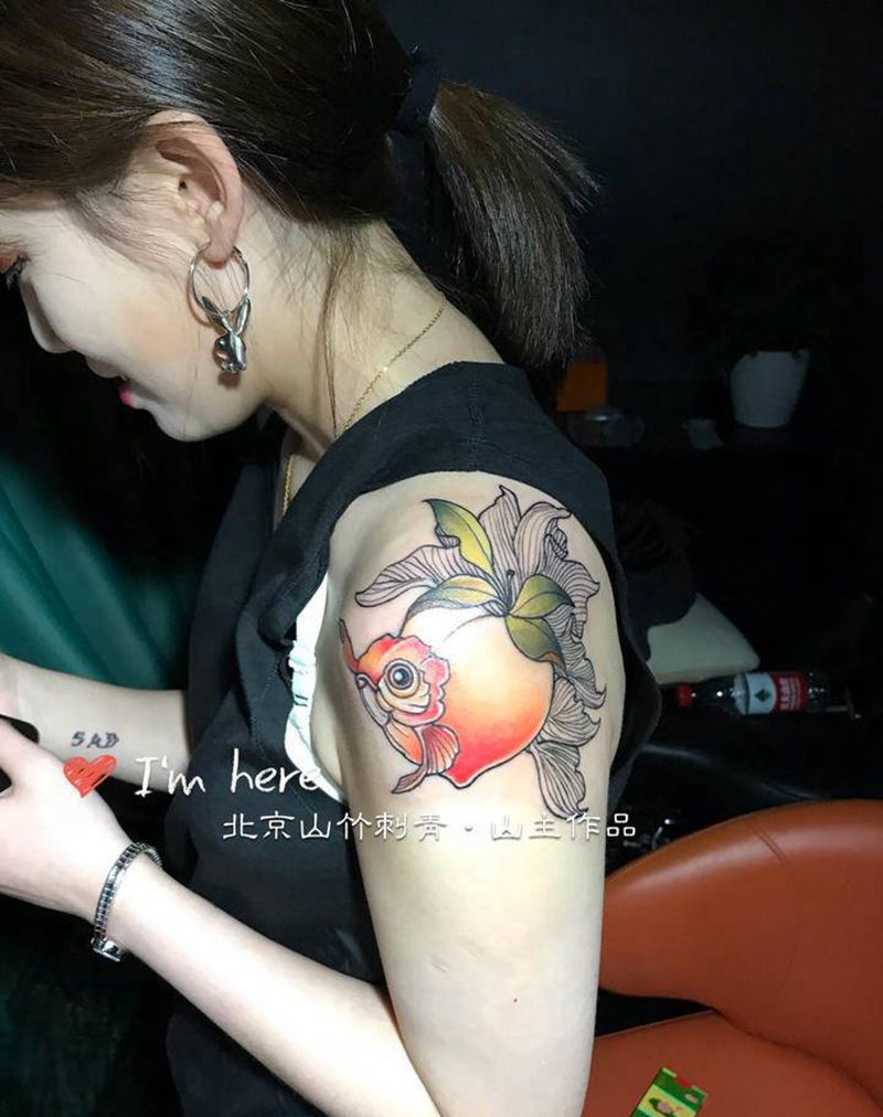 桃子鱼纹身图片_手臂New School纹身图案