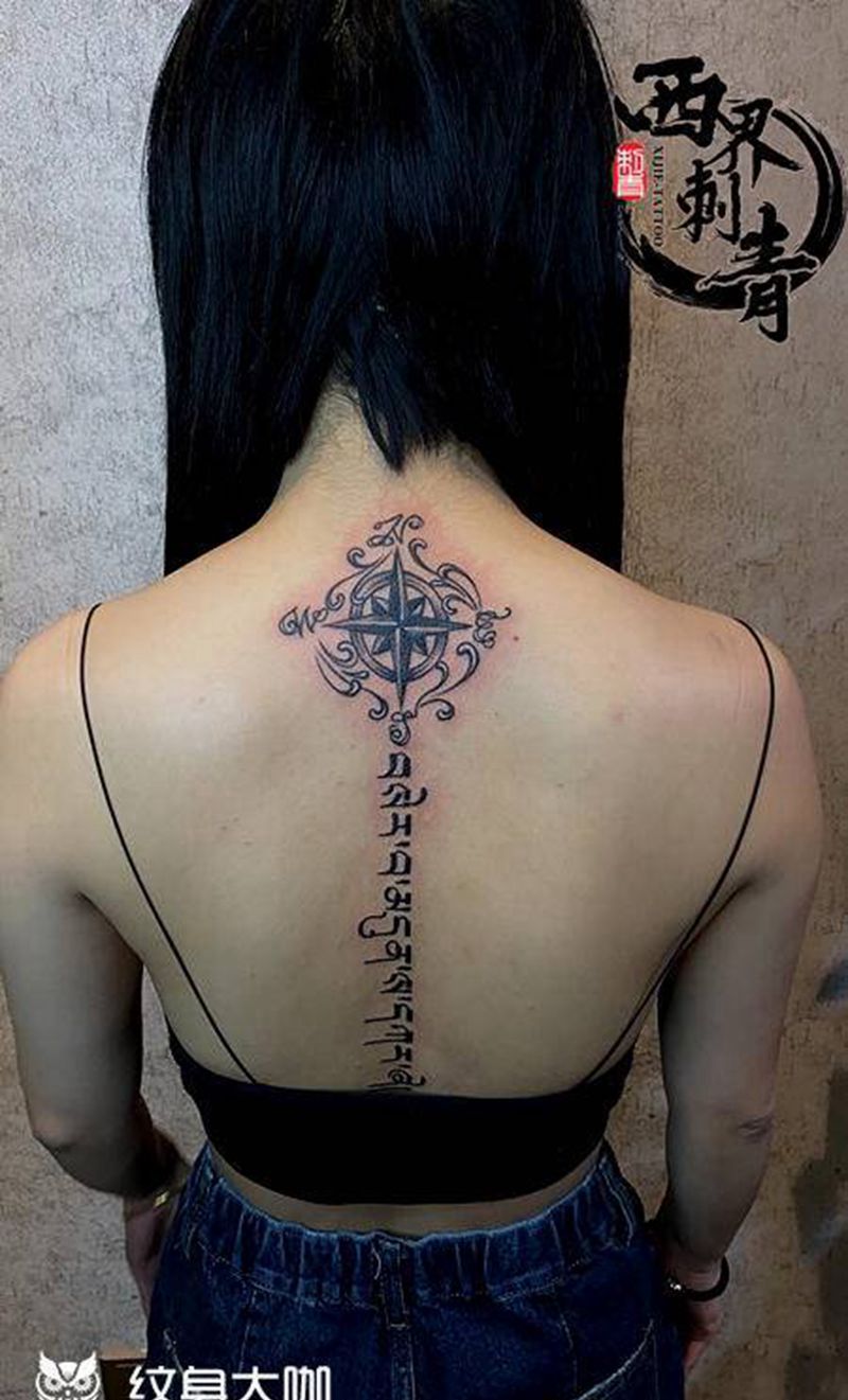 脊柱藏文纹身图片_肩部背部花体字纹身图案