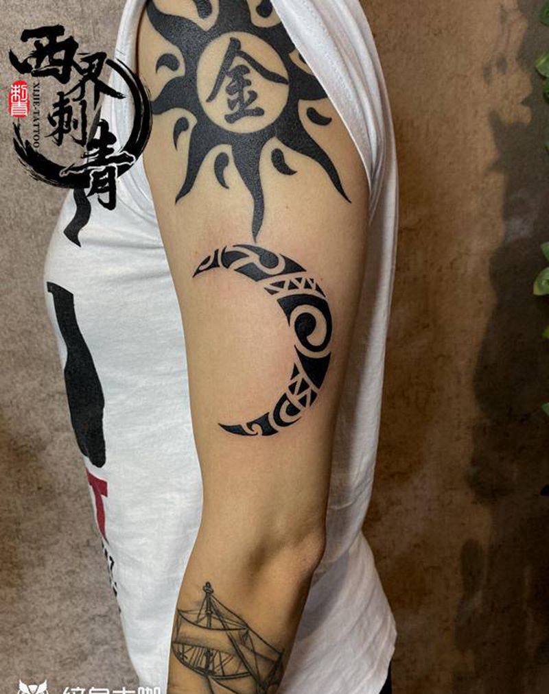 大臂 月亮 图腾纹身图片_手臂图腾纹身图案