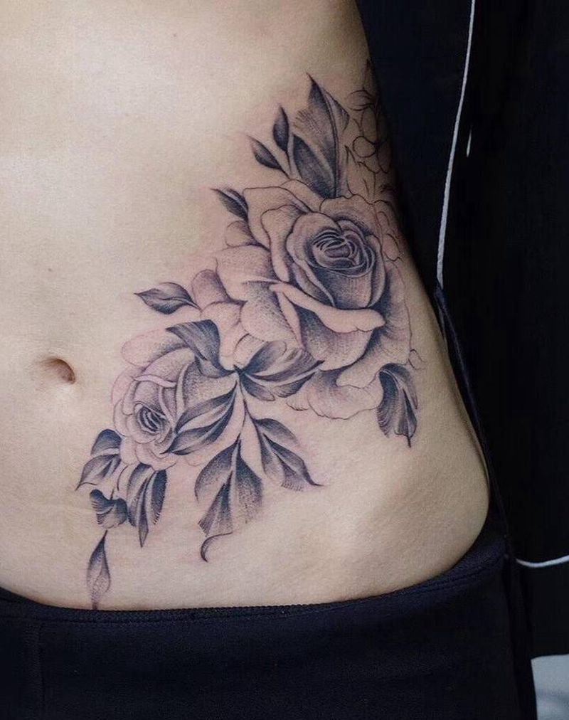 腰花纹身图片_腰部点刺素花纹身图案