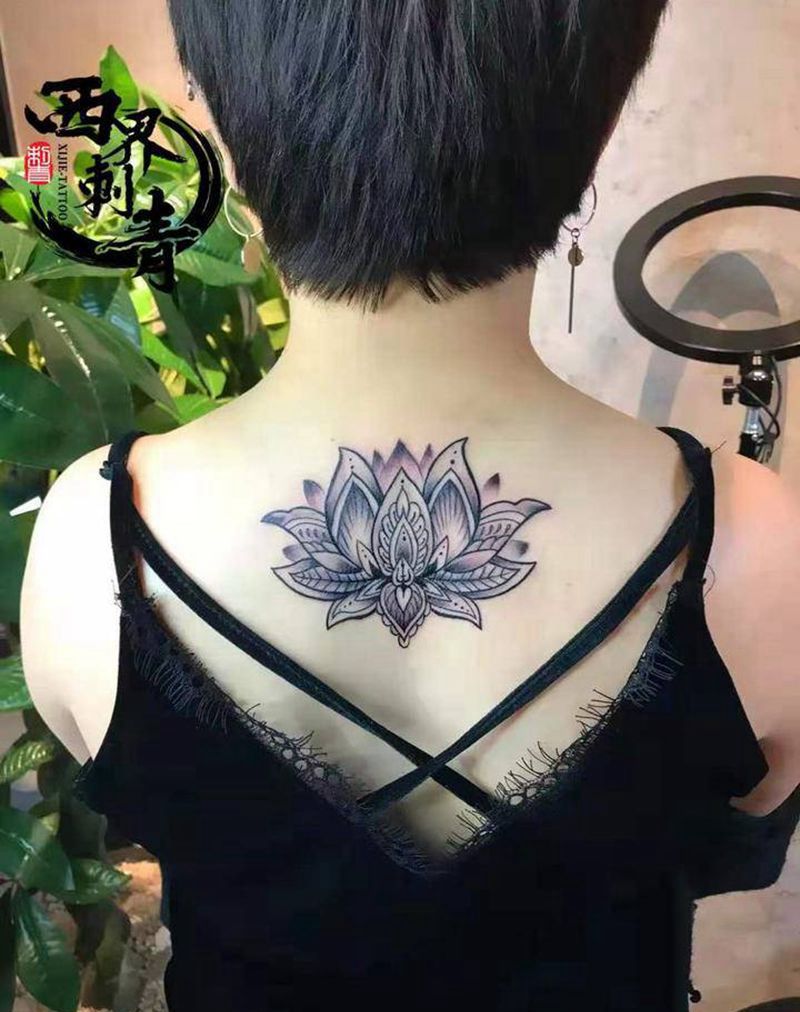 后背梵花纹身图片_肩部背部点刺几何纹身图案