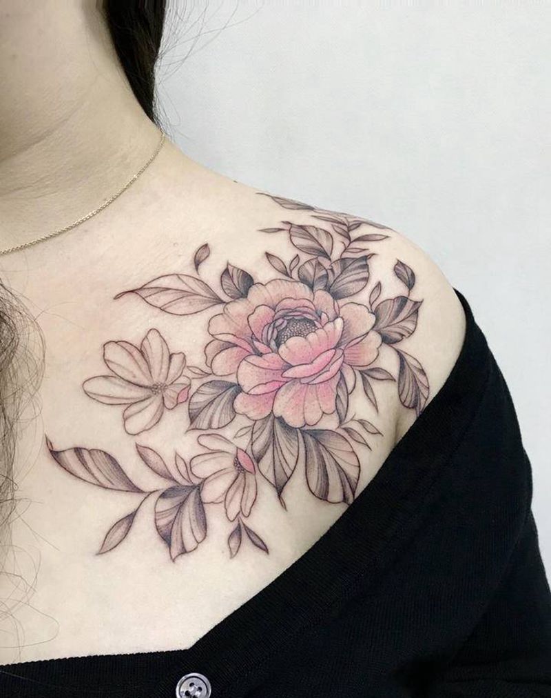 雅致纹身图片_肩部胸部点刺素花纹身图案