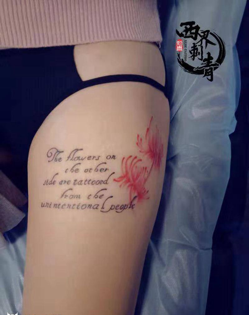 彼岸花字母纹身图片_腿部花体字水彩纹身图案